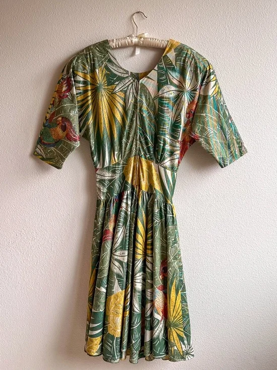 Vintage 1980s Tropical Bird Print Dress With Metallic Threads (L) - Picture 11 of 14